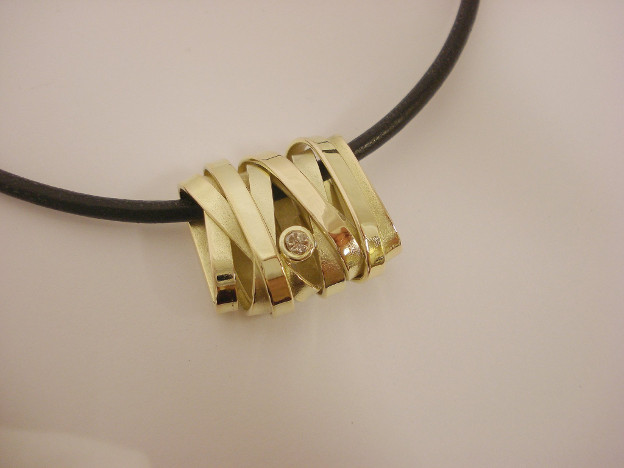 Gouden gewikkelde hanger